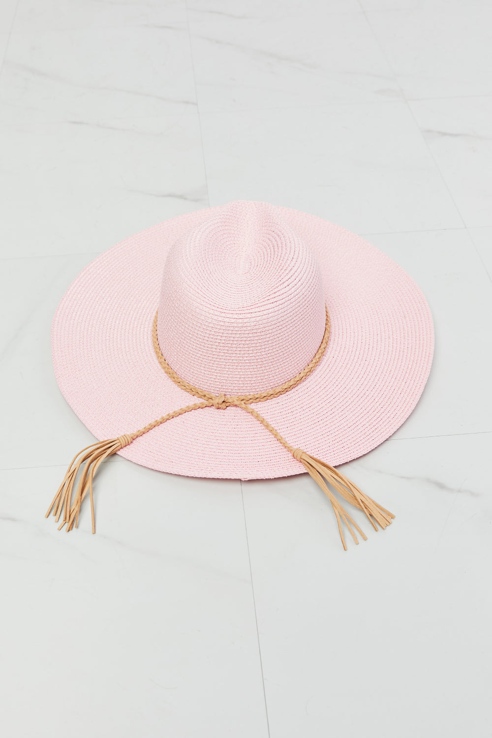 Stylish Straw Hat: Relaxed Summer Fashion