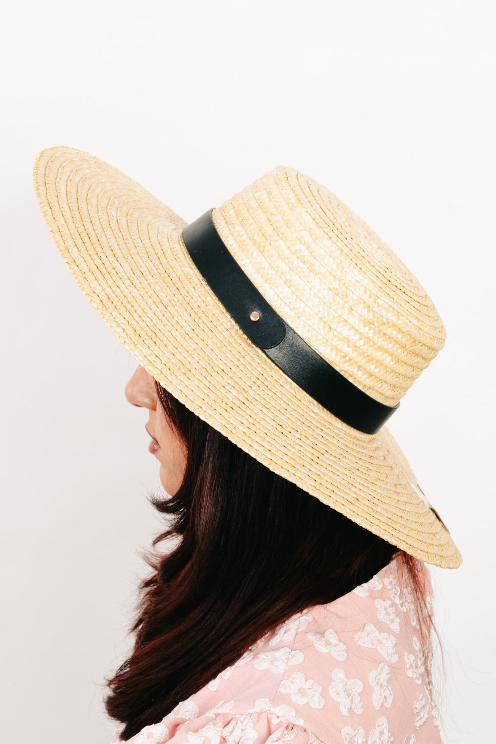 Stylish straw hat with flat brim, showcasing a classic woven design for a chic summer look.