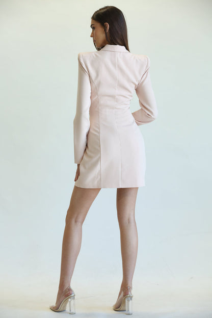 Elegant white dress with tailored fit, showcasing the model's figure and minimalist style.