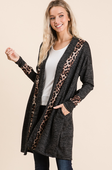 Leopard-Trimmed Cozy Cardigan
A comfortable and stylish charcoal gray cardigan with leopard print trim, front pockets, and a relaxed open front design.