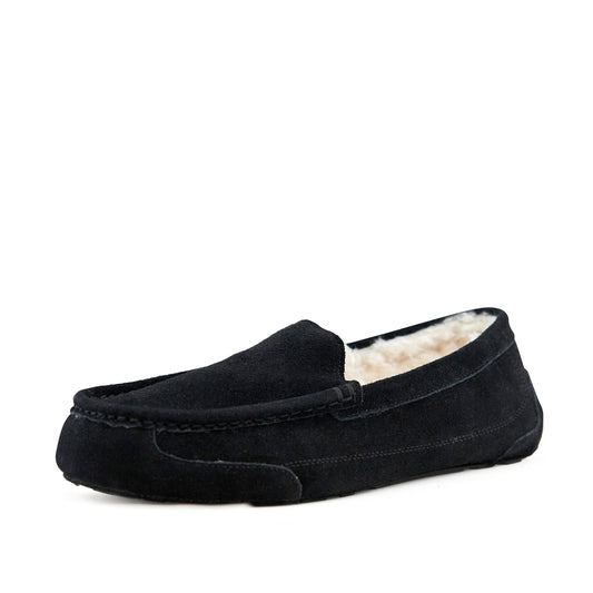 Cozy Black Suede Slippers: Warm and comfortable men's slippers in a sleek black suede design, featuring a plush faux fur lining for maximum coziness.