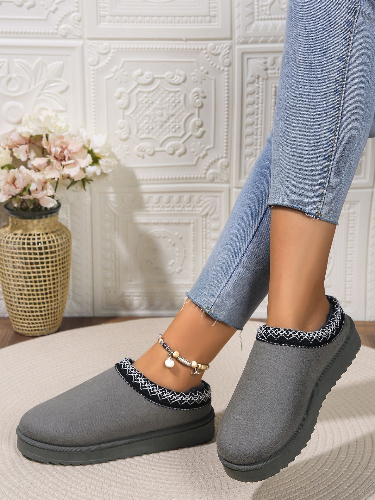 Round Toe Platform Slippers in Gray
Cozy gray platform slippers with a touch of pattern detail for casual comfort and style.