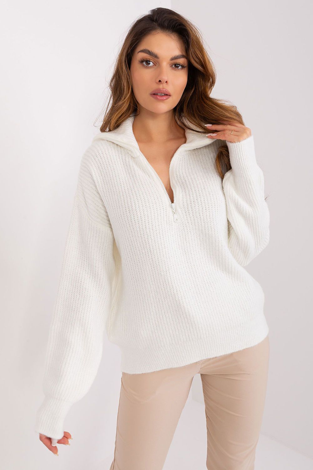 Elegant white turtleneck sweater from Badu, featuring a cozy ribbed knit design and a flattering fit for the fashionable woman.