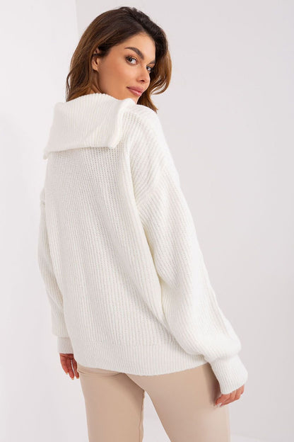 Cozy Turtleneck Badu: Soft, off-white knitted sweater with a high neckline, showcasing a model posing against a plain background.