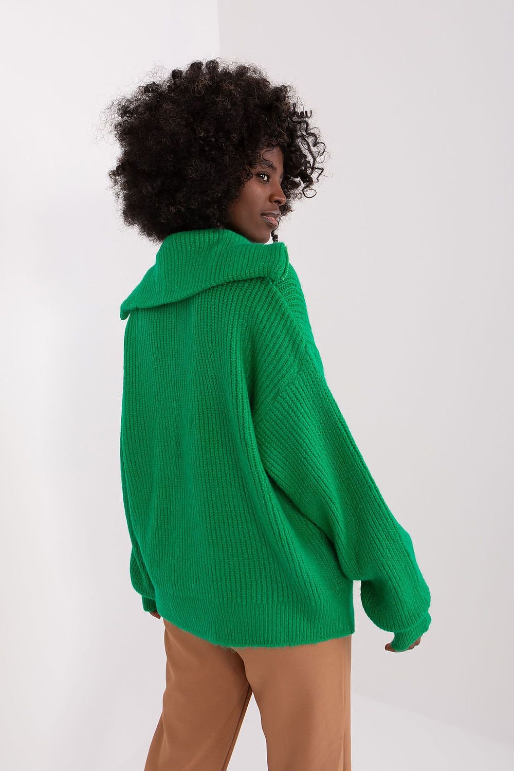 Cozy green ribbed turtleneck sweater with voluminous sleeves