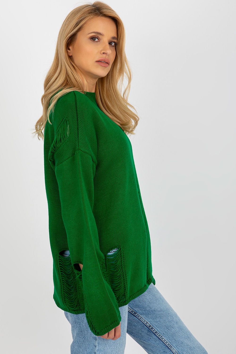 Vibrant green loose-fitting jumper with long sleeves, modeled by a blonde woman in casual jeans