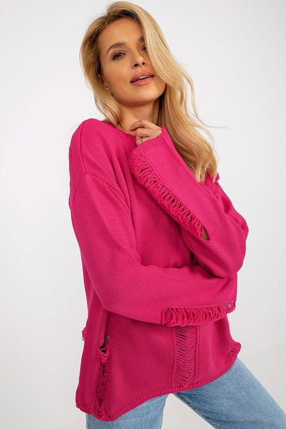 Vibrant pink jumper with ruched details
A vibrant fuchsia-colored jumper with ruched sleeves and a relaxed, oversized silhouette, showcasing the model's effortless style.